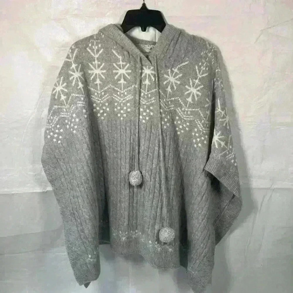 Soft Surroundings Poncho Gray White Snowflakes Pom Poms Hooded One Size - Picture 1 of 9